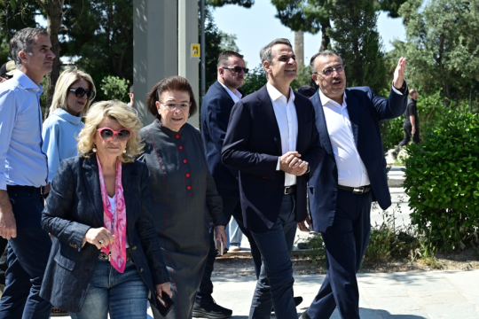 Ο Μητσοτάκης πήγε βόλτα στη νέα Βασ. Όλγας με Μπακογιάννη και Μενδώνη - Αιχμές κατά Δούκα [εικόνες]