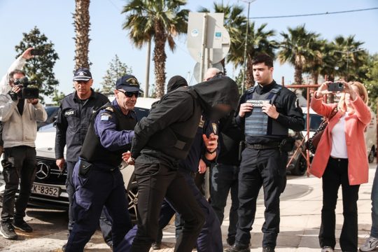 Δολοφονία στον Άγιο Δημήτριο: Με αλεξίσφαιρο και σκυμμένο το κεφάλι στο Ναυτοδικείο ο 20χρονος που σκότωσε τον 27χρονο