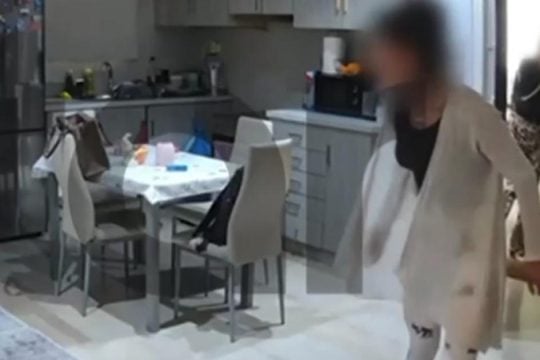 Νέα Φιλαδέλφεια: Έβλεπαν μέσω κάμερας τους διαρρήκτες μέσα στο σπίτι τους - «Μια γυναίκα άνοιξε την πόρτα» [βίντεο]