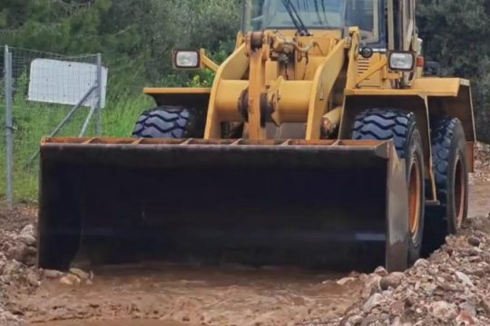 Εικόνες καταστροφής στη Νέα Μάκρη από την κακοκαιρία Erminio: Ενας νεκρός, πλημμύρισαν δρόμοι και σπίτια [βίντεο]