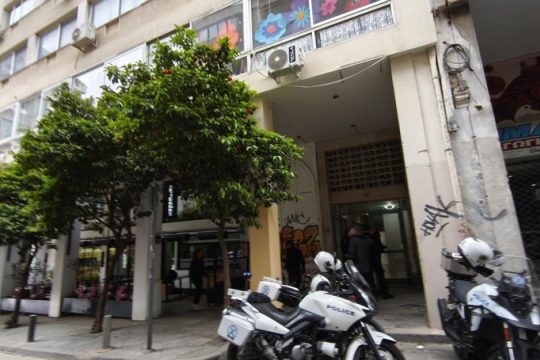 Νεκρή γυναίκα που έπεσε από μπαλκόνι Airbnb στο κέντρο της Αθήνας: «Ξύπνησα από κραυγές, "συγγνώμη, γύρνα πίσω"»