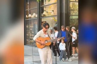 Ο Πάνος Βλάχος στην Ερμού ως μουσικός του δρόμου, για καλό σκοπό [βίντεο]