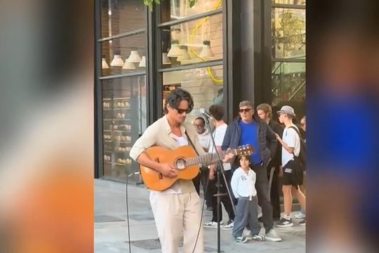 Ο Πάνος Βλάχος στην Ερμού ως μουσικός του δρόμου, για καλό σκοπό [βίντεο]