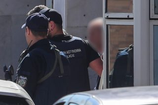 Ξέσπασε η κόρη του 89χρονου που άνοιξε πυρ σε ΕΦΚΑ και Πρωτοδικείο: «Με κλείδωνε στο σπίτι, έλεγε ότι δεν είμαι παιδί του»