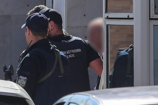 Ξέσπασε η κόρη του 89χρονου που άνοιξε πυρ σε ΕΦΚΑ και Πρωτοδικείο: «Με κλείδωνε στο σπίτι, έλεγε ότι δεν είμαι παιδί του»