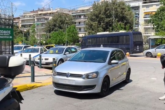 Στην Ευελπίδων ο 89χρονος για τη διπλή επίθεση σε ΕΦΚΑ και Πρωτοδικείο - Χαιρετούσε τους δημοσιογράφους [βίντεο]