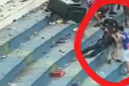 Σκηνές χάους στο μεγάλο ντέρμπι της Παραγουάης: Βίαια επεισόδια στις εξέδρες, δεκάδες τραυματίες [εικόνες-βίντεο]