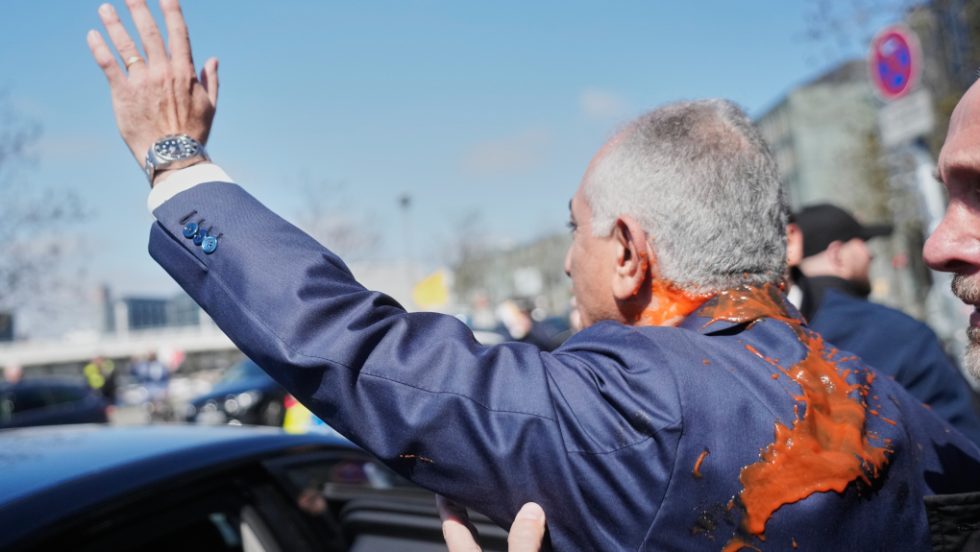 Επίθεση με ντομάτες κατά του Ρεζά Παχλαβί στο Βερολίνο [εικόνες – βίντεο]