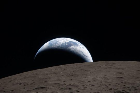 Artemis II: Καθηλώνει η πρώτη φωτογραφία από τη σκοτεινή πλευρά της Σελήνης
