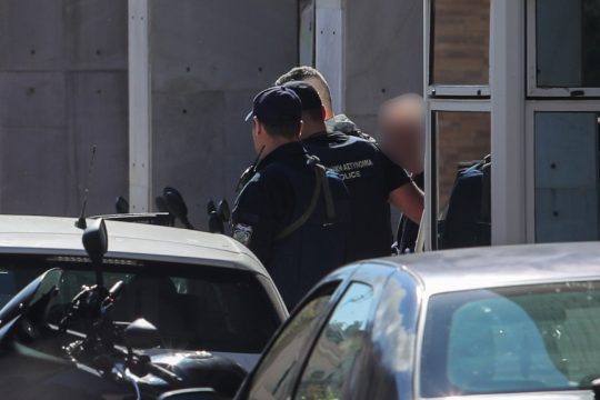 Στη φυλακή ο 89χρονος για τις επιθέσεις σε ΕΦΚΑ και Πρωτοδικείο: «Δεν ήθελα να σκοτώσω, αλλά να κάνω θόρυβο»