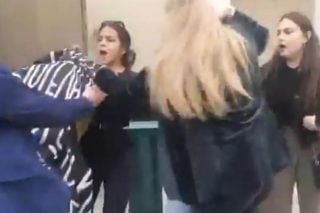 Βίαιη προσαγωγή τεσσάρων γυναικών στη Βουλή - Διαμαρτύρονταν για τα Προσφυγικά Αλεξάνδρας [βίντεο]