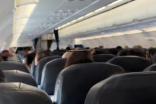 Συγκινεί πιλότος στην τελευταία του προσγείωση μετά από 45 χρόνια πτήσεων – «Σήμερα δεν αλλάζω επάγγελμα αλλά τρόπο ζωής»