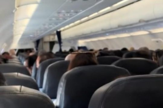 Συγκινεί πιλότος στην τελευταία του προσγείωση μετά από 45 χρόνια πτήσεων – «Σήμερα δεν αλλάζω επάγγελμα αλλά τρόπο ζωής»