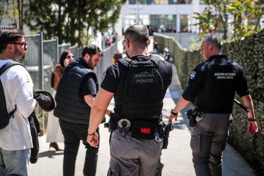 Συνελήφθη στην Πάτρα ο 89χρονος δράστης της επίθεσης σε ΕΦΚΑ και Λουκάρεως - Είχε μαζί του 38αρι πιστόλι