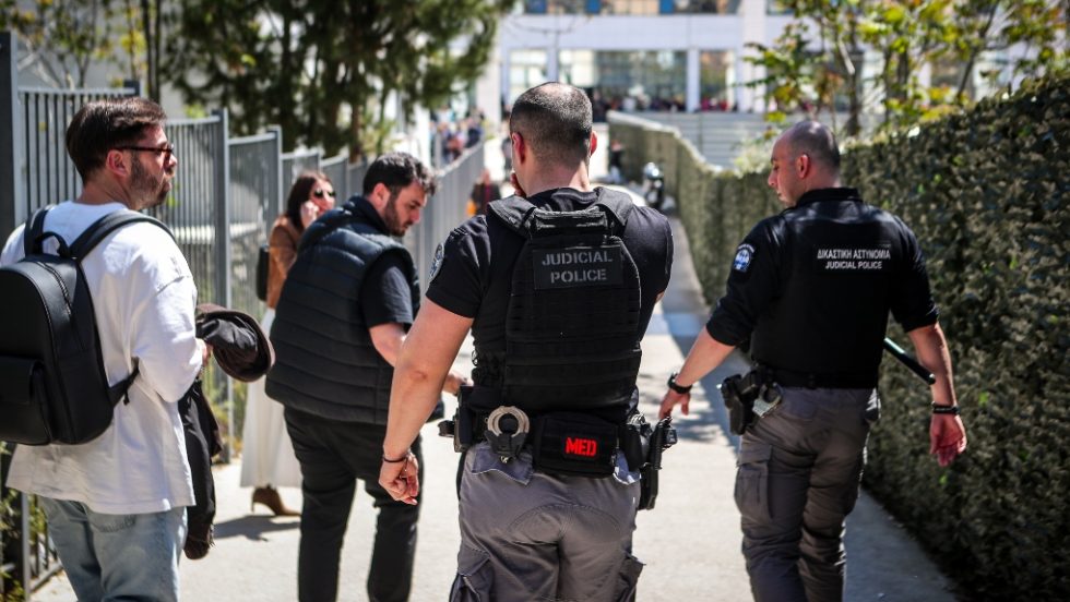 Συνελήφθη στην Πάτρα ο 89χρονος δράστης της επίθεσης σε ΕΦΚΑ και Λουκάρεως - Είχε μαζί του 38αρι πιστόλι