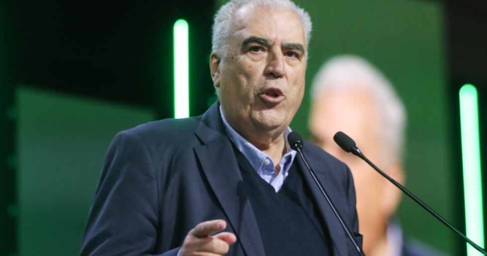 Παραμένει ΠΑΣΟΚ