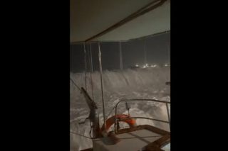 Ρόδος: Εντυπωσιακό βίντεο από το πέρασμα του Erminio - «Χορεύουν» οι βάρκες στο Μανδράκι