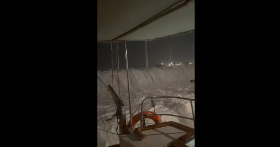 Ρόδος: Εντυπωσιακό βίντεο από το πέρασμα του Erminio - «Χορεύουν» οι βάρκες στο Μανδράκι