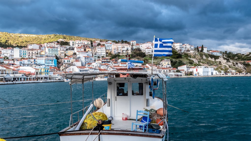 Το νησί του Αιγαίου με την «βαθιά αυθεντική ζωή», την «αδάμαστη φύση» και τις παραλίες «που ανήκουν στον παράδεισο»