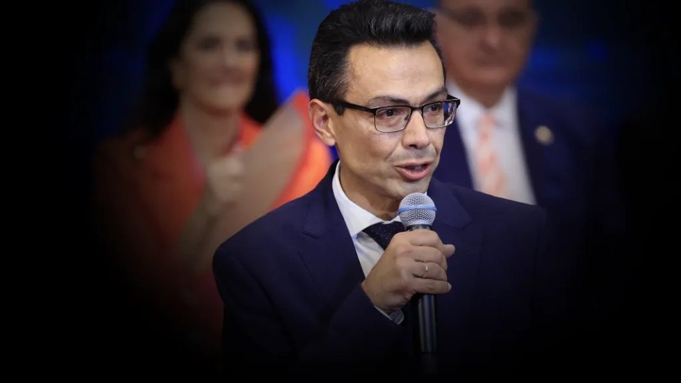 Δημόσιο «άδειασμα» Μαρινάκη στον σύμβουλο του πρωθυπουργού Σωτήρη Σέρμπο για Τραμπ και Ιράν