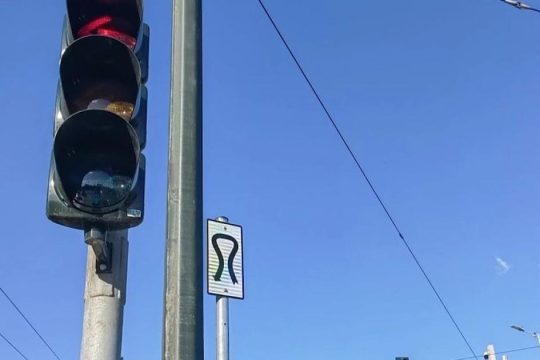 Η «περίεργη» νέα πινακίδα στο κέντρο της Αθήνας: Μοιάζει με πέταλο αλλά δεν είναι