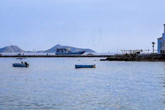 Σπέτσες: Συνελήφθησαν κυβερνήτης και δύο μέλη πληρώματος μετά από μήνυση επιβάτη για εξύβριση