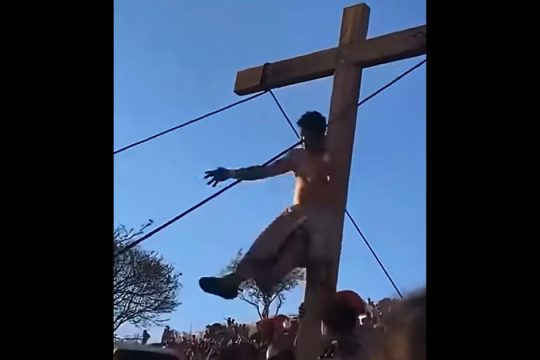 Viral βίντεο από Πάσχα στο Μεξικό: Έπεσε από τον σταυρό την ώρα της αναπαράστασης