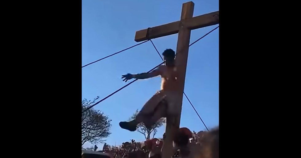 Viral βίντεο από Πάσχα στο Μεξικό: Έπεσε από τον σταυρό την ώρα της αναπαράστασης