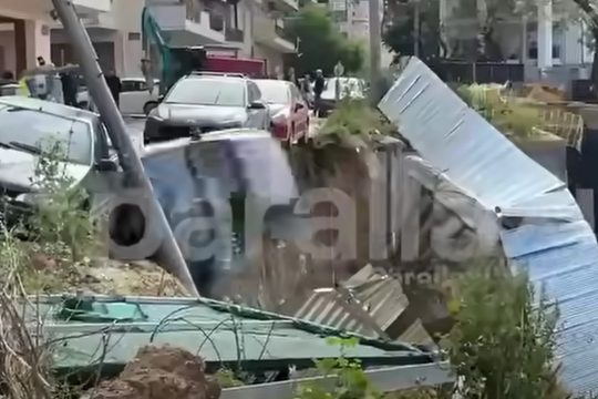 Θεσσαλονίκη: Η στιγμή που ΙΧ πέφτει στο κενό από την υποχώρηση εδάφους λόγω εργασιών [βίντεο]