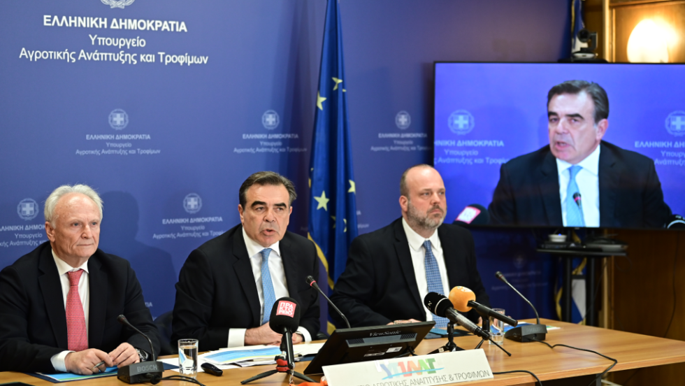 Ανένδοτοι οι κτηνοτρόφοι στη Λέσβο, κλείνουν τις εισόδους των χωριών - Απειλεί με νομικές κυρώσεις ο Σχοινάς