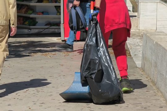 Πορεία αξιοπρέπειας από τις σχολικές καθαρίστριες: «24 χρόνια στη δουλειά και ο μισθός δεν φτάνει ούτε για ψωμί» [βίντεο]