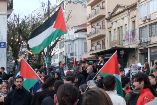 Μοναστηράκι: Συγκέντρωση για την εμπρηστική επίθεση στην γκαλερί Eclectica στου Ψυρρή με φόντο τη Γάζα [βίντεο]
