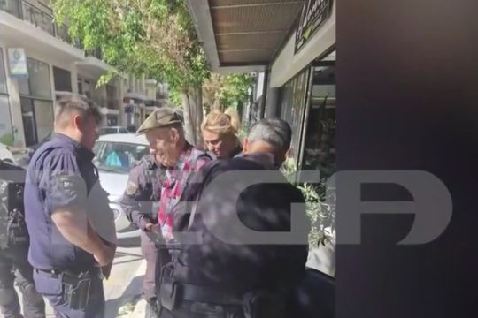 Πάτρα: Η στιγμή της σύλληψης του 89χρονου - «Θα με δείτε στις ειδήσεις» είπε χαμογελαστός [βίντεο]
