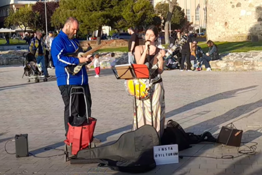 Θεσσαλονίκη: Πρόστιμο 300 ευρώ σε μουσικούς του δρόμου επειδή... τραγουδούσαν με μικρόφωνο [βίντεο]