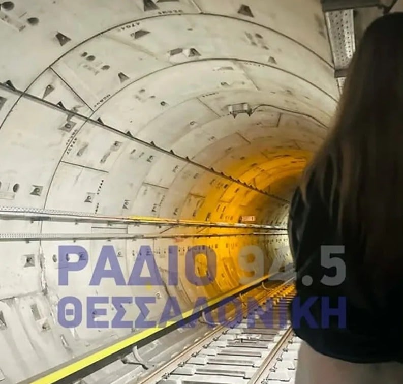 Επιβάτες του ακινητοποιημένου συρμού περπατούν μέσα στη σήραγγα του μετρό | rthess.gr