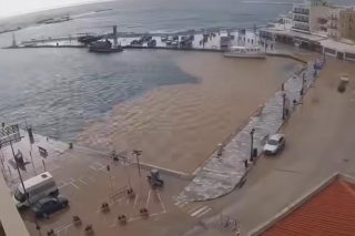 Η θάλασσα της Τήνου αλλάζει χρώμα μέσα σε πέντε λεπτά καταιγίδας: Εντυπωσιακό time-lapse