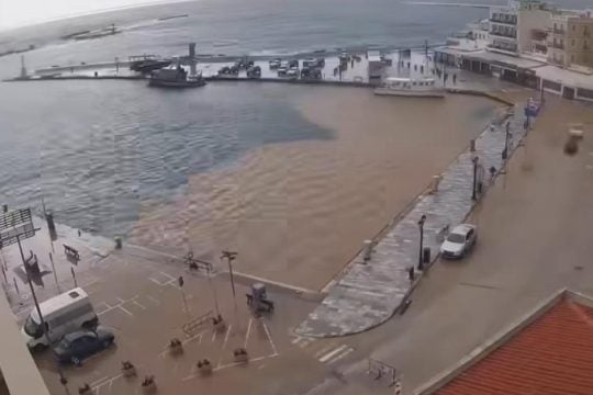 Η θάλασσα της Τήνου αλλάζει χρώμα μέσα σε πέντε λεπτά καταιγίδας: Εντυπωσιακό time-lapse