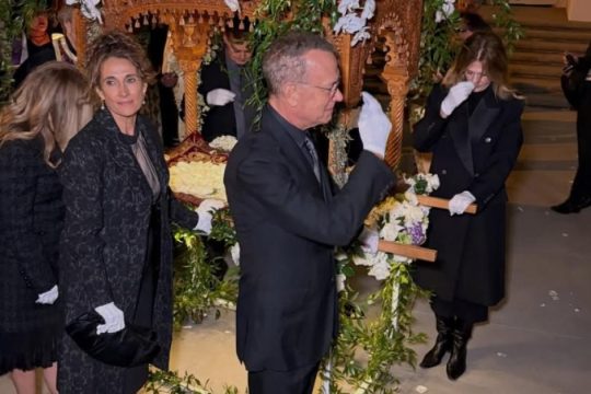 Γιόρτασαν το Πάσχα Τομ Χανκς και Ρίτα Γουίλσον: Ο ηθοποιός κουβάλησε τον επιτάφιο σε εκκλησία του Λος Άντζελες
