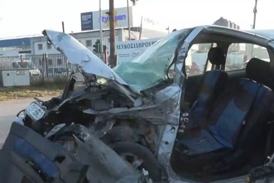 Σοβαρό τροχαίο στη Θεσσαλονίκη: Φορτηγό συγκρούστηκε με ΙΧ - Στο νοσοκομείο μία γυναίκα