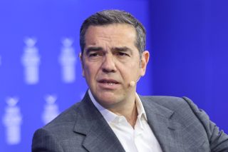 Τσίπρας από Δελφούς: Θεωρείτε λογικό να παίρνει ο δάσκαλος 800 ευρώ και να πληρώνει ενοίκιο 400; [βίντεο]