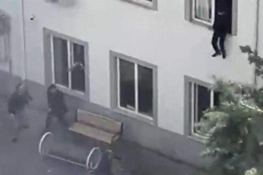 Πανικός και τρόμος από τη φονική επίθεση στο τουρκικό σχολείο [βίντεο]