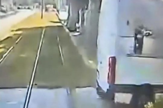 Βίντεο από τη σύγκρουση βαν με τραμ στο Καλαμάκι: Η στιγμή που το φορτηγό κάνει όπισθεν [βίντεο]