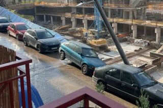 Θεσσαλονίκη: Υποχώρησε το έδαφος κατά τη διάρκεια εργασιών - Αυτοκίνητο έπεσε από ύψος 20 μέτρων [εικόνες - βίντεο]