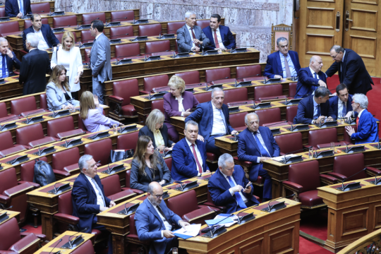Live η συζήτηση στη Βουλή για τις άρσεις ασυλίας 13 γαλάζιων βουλευτών για τον ΟΠΕΚΕΠΕ