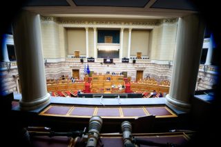 Βαριά η σκιά του ΟΠΕΚΕΠΕ πάνω από τη Βουλή: Οι ατάκες από τη σύγκρουση των κοινοβουλευτικών εκπροσώπων