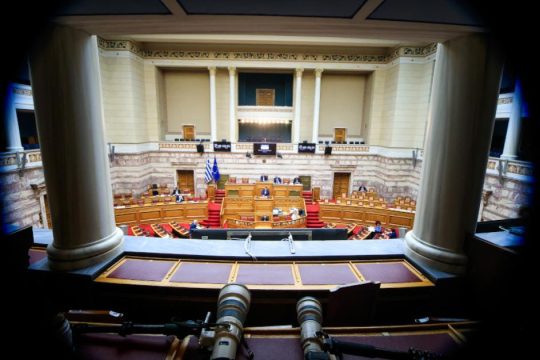 Βαριά η σκιά του ΟΠΕΚΕΠΕ πάνω από τη Βουλή: Οι ατάκες από τη σύγκρουση των κοινοβουλευτικών εκπροσώπων