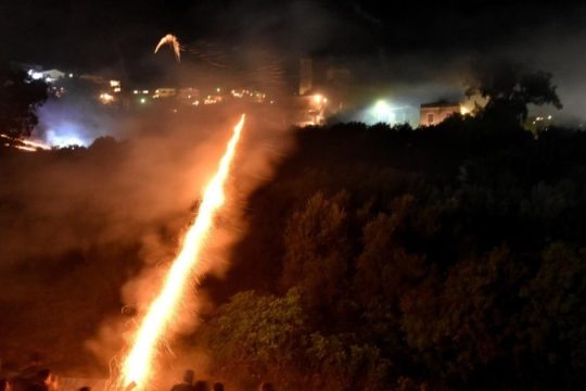 Ατύχημα με αυτοσχέδιες ρουκέτες στη Χίο: Με εγκαύματα στο 50% του σώματός τους οι 4 τραυματίες