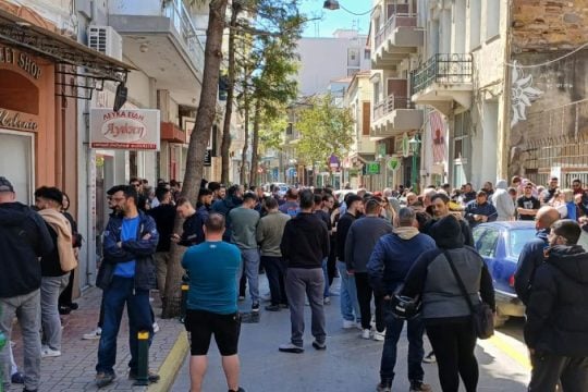 Ρουκέτες στη Χίο: Διαμαρτυρίες για τις συλλήψεις - «Ντροπή για το νησί, το έθιμο είναι από την τουρκοκρατία» [βίντεο]