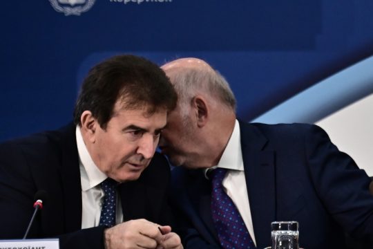 «Μπαλάκι» οι ευθύνες για την ασφάλεια των δημοσίων κτιρίων: Η αιχμή Χρυσοχοΐδη και η προσεκτική «απάντηση» Φλωρίδη