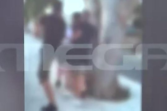 Κυκλάδες: Ξυλοκόπησαν μέχρι λιποθυμίας ανήλικο - Σοκαριστικό βίντεο